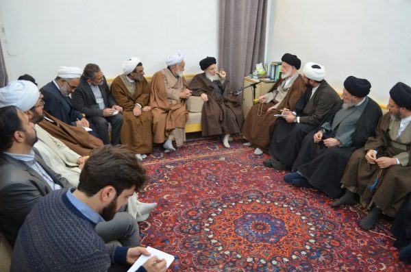 المرجع الحكيم يدعو رجال الدين في الحوزة العلمية إلى مد جسور الثقة والمحبة المتبادلة مع أبناء المجتمع