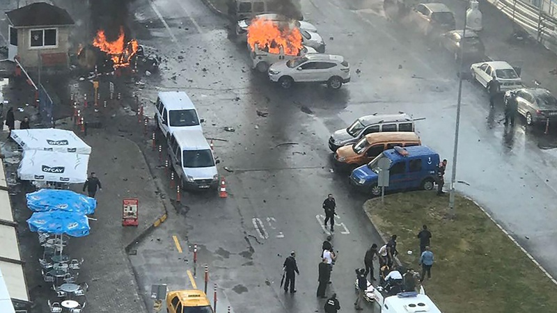 Explosão de bomba mata dois perto de tribunal na cidade ocidental turca Izmir