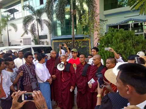 အစြန္းေရာက္မ်ားရဲ႕ ေနွာင့္ယွက္မႈေၾကာင့္ ခြင့္ျပဳမိန္႔ျဖင့္ က်င္းပသည့္ တမန္ေတာ္ေန႔ အခမ္းအနား အက်ဥ္းခ်ံဳးက်င္းပခဲ့ရ