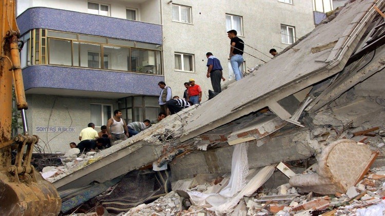 مقتل 3 أشخاص وإصابة 10 في اسطنبول إثر انهيار سقف مسجد