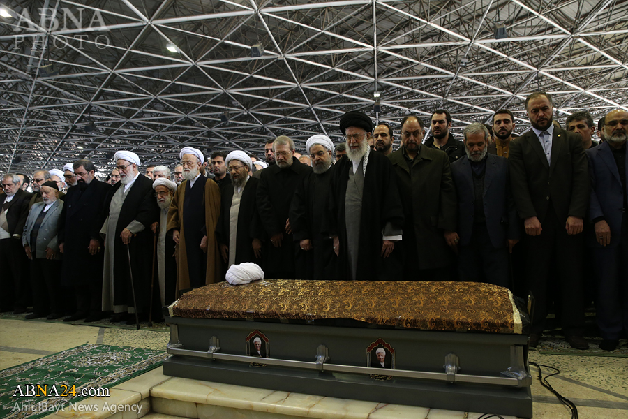 ڕێبەری مەزنی شۆرشی ئیسلامی لە سەر تەرمی ئایەتواللە هاشمی رەفسەنجانی نۆێژی خوێند ‌‌/ وێنە