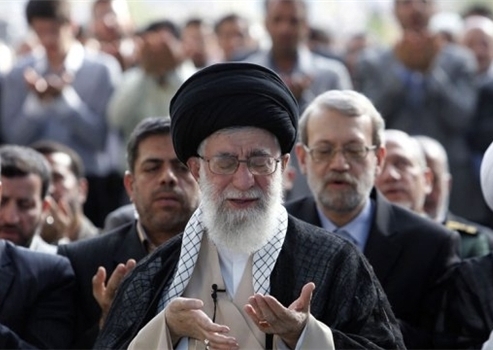 قائد الثورة الاسلامية يقيم صلاة الجنازة على جثمان آية الله هاشمي رفسنجاني