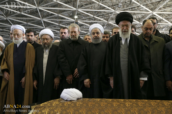 Imam Khamenei mène la prière funéraire de l'ayatollah Rafsanjani en présence de centaines de milliers de personnes en deuil iran