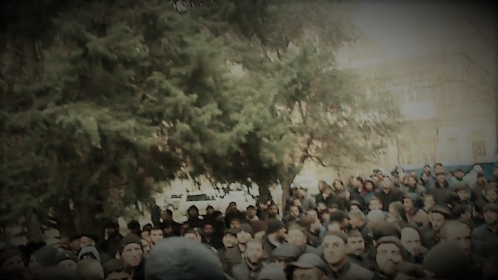 Vətəndaşlar Nardaran işi üzrə məhkəmə binasından Hacı Tale və digər məhbuslara belə dəstək oldular – Video