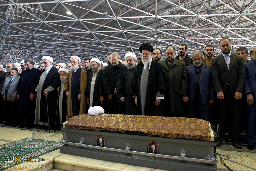 “El Líder de la Revolución Islámica Dirigió la Oración Fúnebre del Ayatulá Hashemi Rafsanyani”