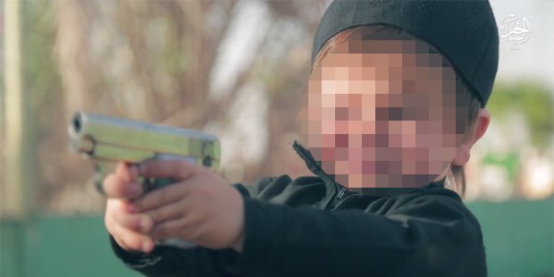 ISIS: Kleinkind muss Gefangenen erschießen 