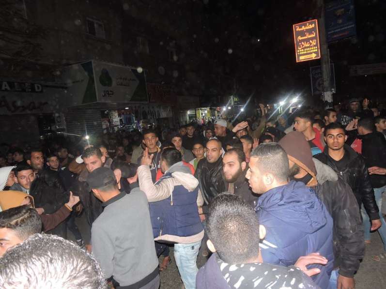 حرق صور عباس بسبب تفاقم أزمة كهرباء غزة 