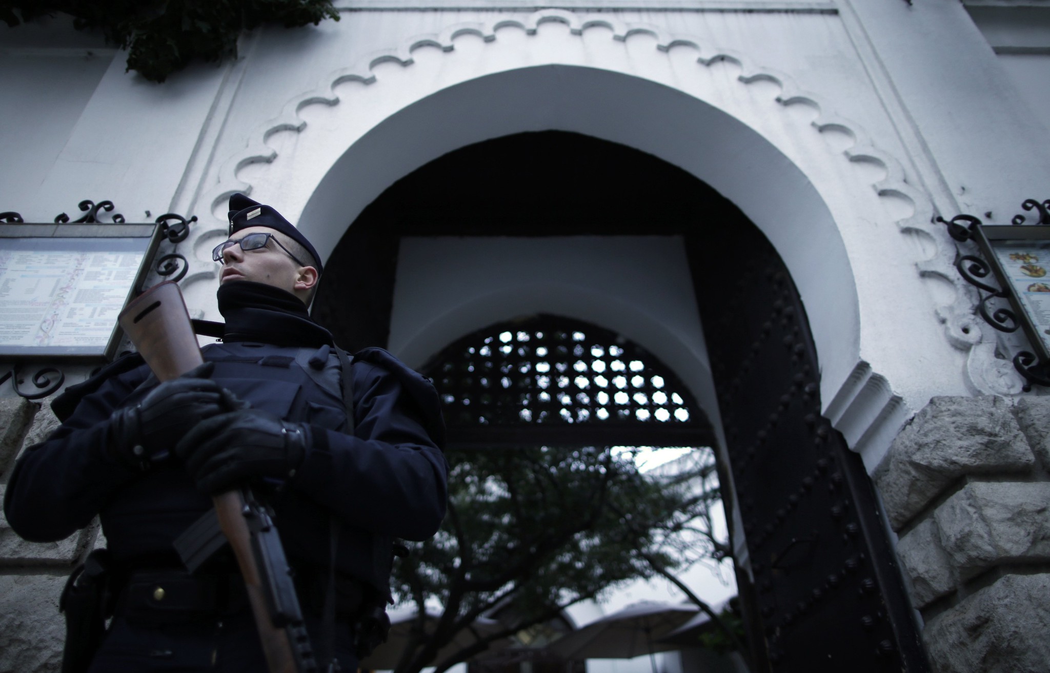 “Islamófobos Franceses Cuelgan una Cabeza de Cerdo en la Entrada de una Mezquita en Dijón” 