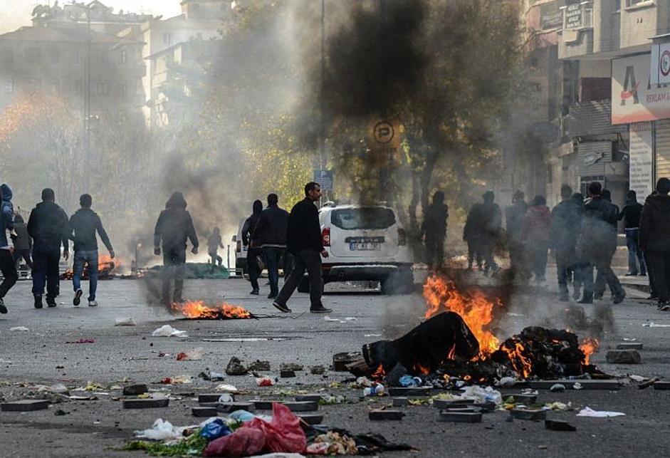 تركيا: إصابة ثلاثة بانفجار في ديار بكر