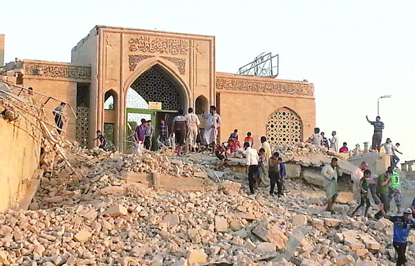 جندي عراقي يلتقط "سيلفي" داخل مرقد النبي يونس في الموصل