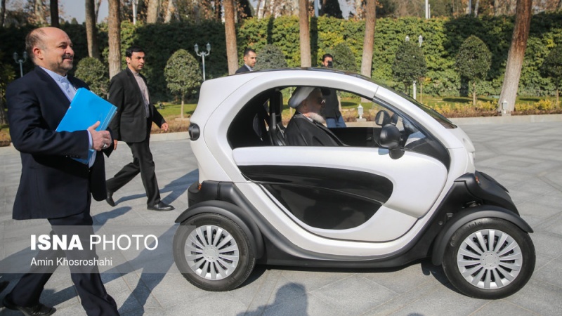 Presidente do Irã testou o carro elétrico no Dia Nacional do Ar Limpo