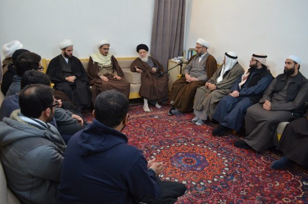 المرجع الحكيم يدعو إلى الاهتمام بالأسرة وتشجيع من يصل إلى سن التكليف لأداء الواجب الشرعي 