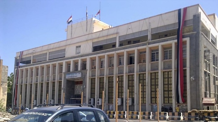 مسلحون يهجمون على البنك المركزي في عدن ويختطفون 2 من طاقم الحراسة