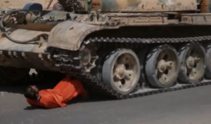 "داعش" يعدم سبعة أشخاص سحقاً بجرافة ويقتلع قلب ثامن حيّا!!