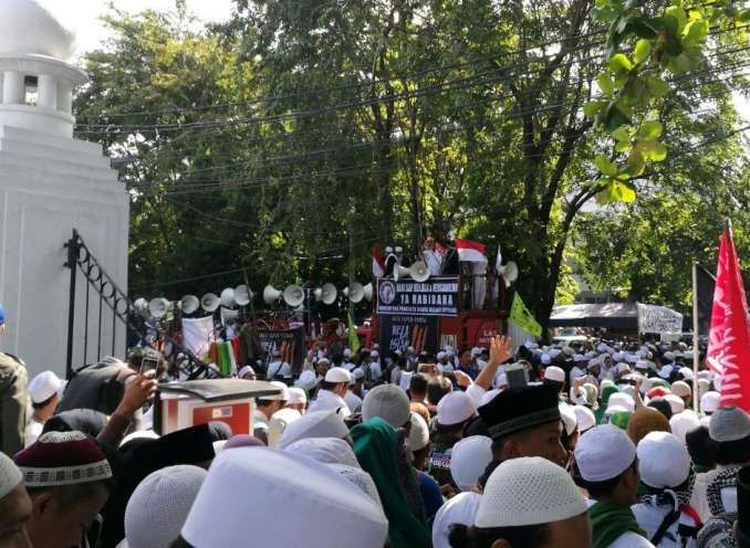 إندونيسيا: احتجاجات ضد التحقيق مع رجل دين انتقد حاكم «جاكرتا» لإهانته الإسلام