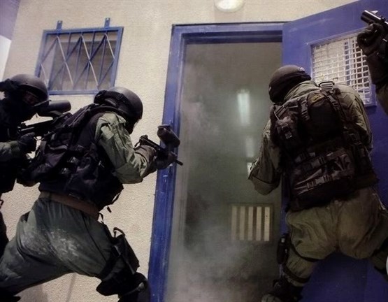 Israeli soldiers raid Ashkelon prison, transfer out 56 Palestinian 