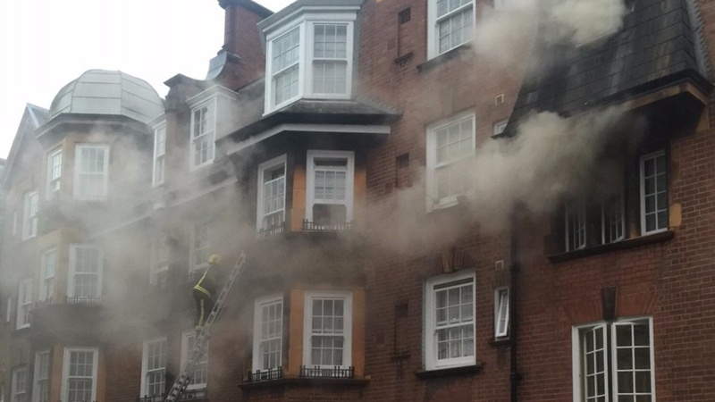 لندن؛ ہارن چرچ میں دھماکہ کے بعد آتشزدگی۔ متعدد افراد زخمی