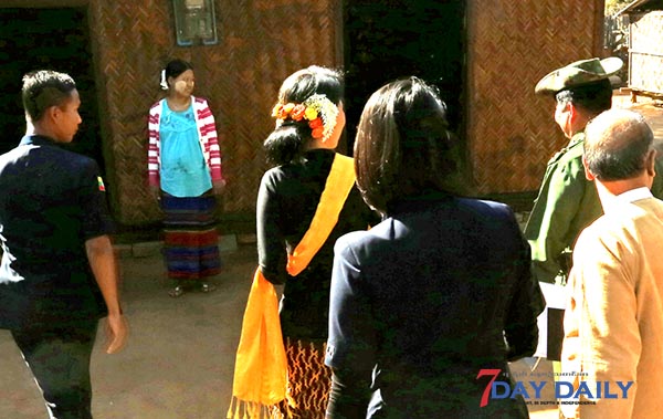 ေဒၚေအာင္ဆန္းစုၾကည္ စံျပႀကီးရြာတြင္ ကိုယ္ဝန္ေဆာင္မိခင္မ်ားႏွင့္ သီးသန္႔ေတြ႕ဆံု၍ အာဟာရျပည့္ဝေရး စီမံခ်က္မ်ား ေဆြးေႏြး