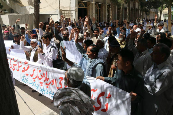 Pakistani worshippers condemn Shia killings in Parachinar