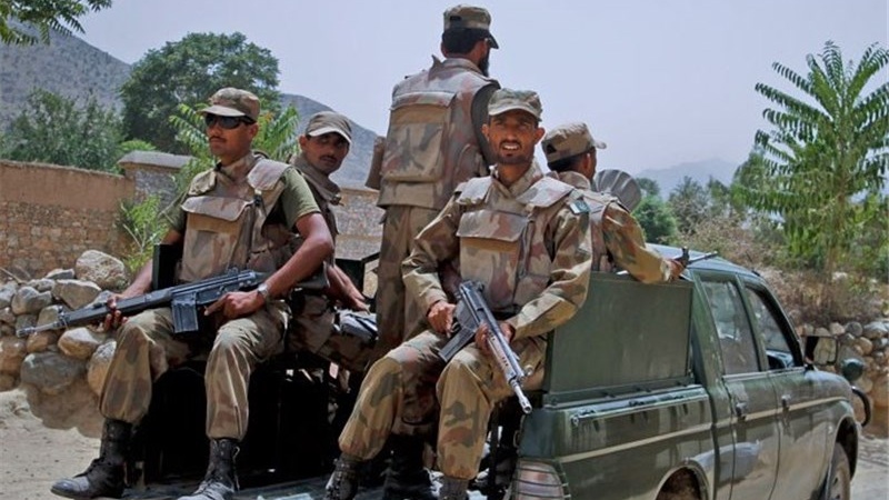 پشاور: سیکیورٹی فورسز کی گاڑی کے قریب دھماکا، سیکیورٹی اہلکاروں سمیت متعدد افراد زخمی
