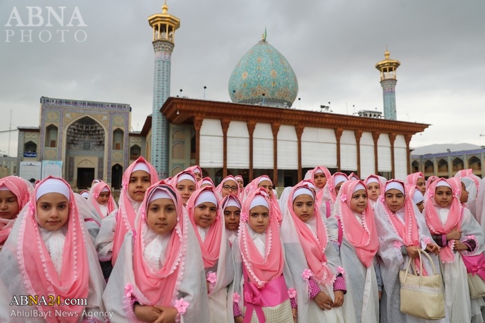 تقرير مصور/ مراسم حفل التكليف الشرعي لطالبات في حرم شاه جراغ احد ابناء موسى الكاظم (ع)