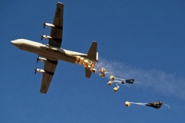 アメリカ軍機、ＩＳに空から食料や武器の支援