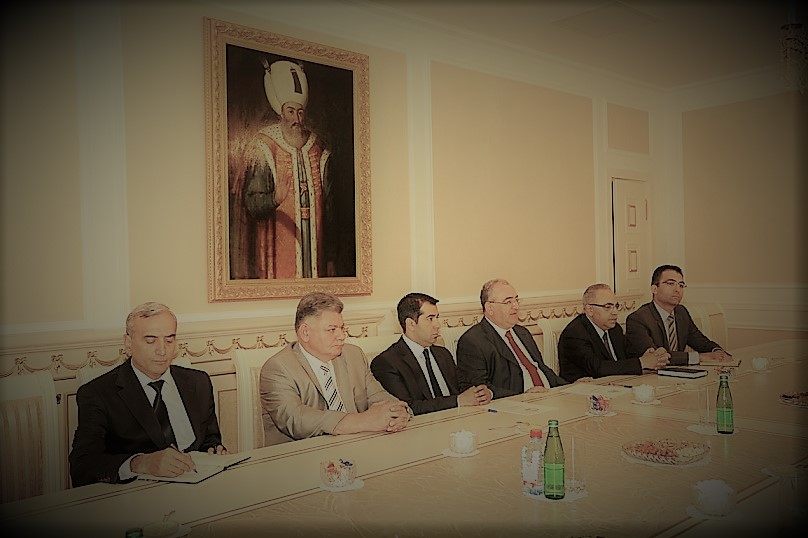 Бакы Түркијәнин бир әјаләтидир?! Али Мәһкәмә сәдринин башы үстүндә Султан Сүлејманын шәкли- Фото