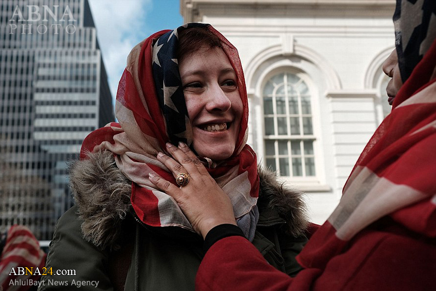 New Yorkers wear headscarves in solidarity with Muslims / Photos