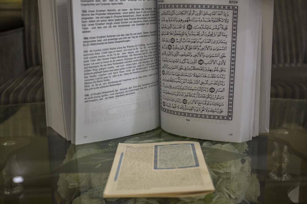 العتبة العباسية تطبع تفسير للقرآن الكريم باللغة الألمانية+(صور)