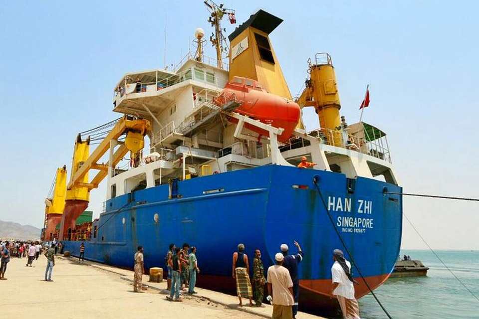 العدوان السعودي يمنع سفن تحمل الدواء والغذاء للشعب اليمني