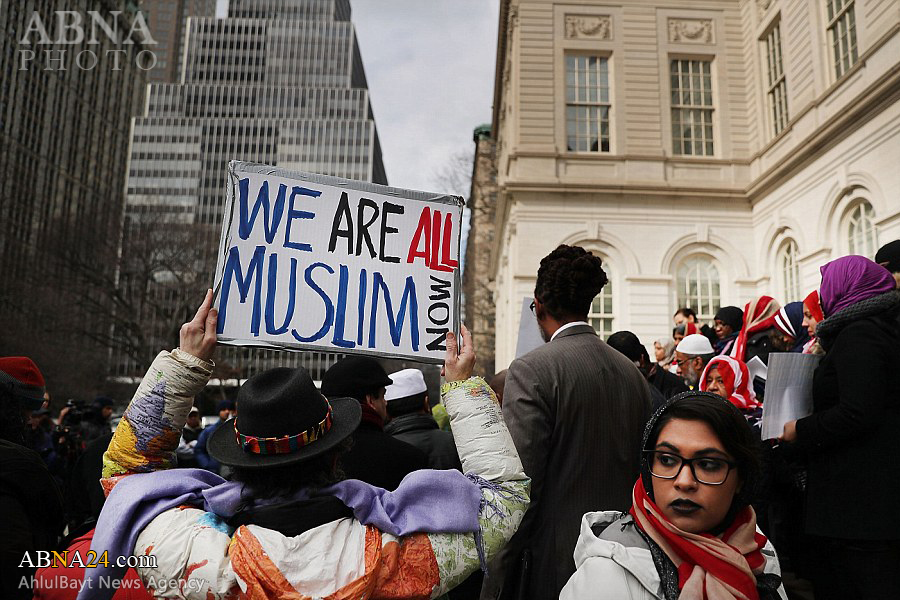 Menentang Kebijakan Anti Islam Trump, Perempuan Non Muslim AS Kenakan Hijab