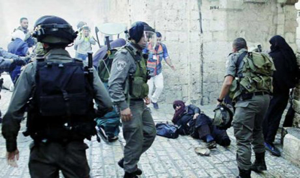 الاحتلال الإسرائيلي يعتدي بالضرب على 3 فلسطينيين بينهم مسنّة في الخليل 
