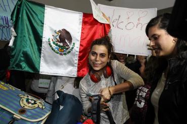 “Jóvenes Activistas Mexicanos Reciben Afectuosamente a una Estudiante Refugiada Siria” 