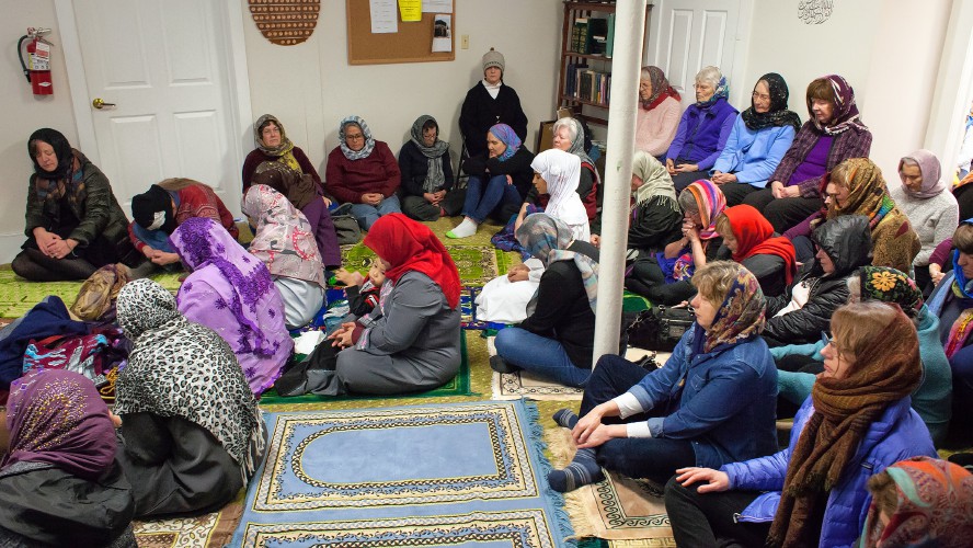 People of all faiths gather at Concord Mosque to support Muslim neighbors / Pics