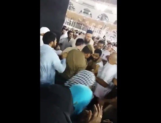 تضارب انباء في محاولة شخص بين أحراق نفسه وإشعال النار في الكعبة+(فيديو)
