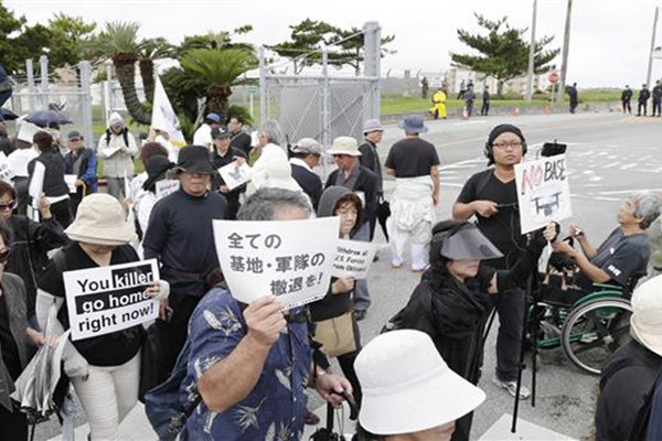 沖縄で普天間飛行場の移設工事開始に抗議するデモ