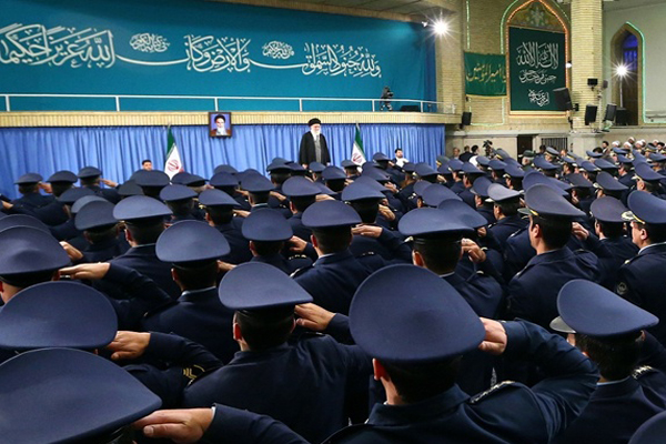 最高指導者、「イラン国民は、革命記念日の行進でトランプ大統領に回答する」