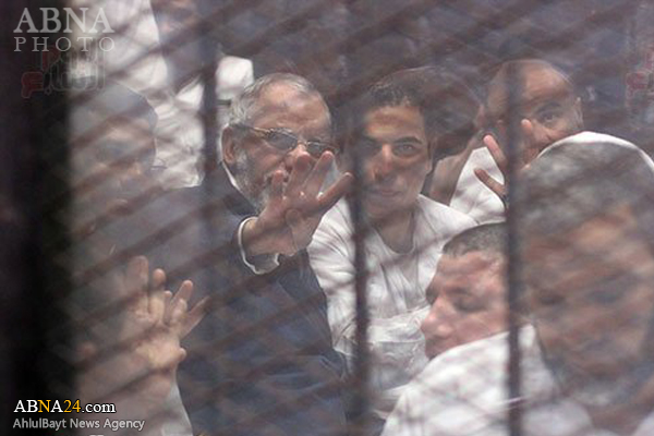 محاكمة 738 متهما من عناصر الاخوان المسلمين بينهم المرشد العام +(صور)
