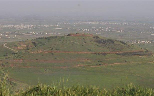 العدو الاسرائيلي يستهدف مبنى سكني في مدينة البعث بالقنيطرة