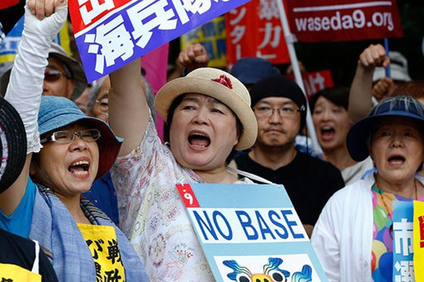 沖縄でアメリカ軍の駐留に反対する抗議運動が実施