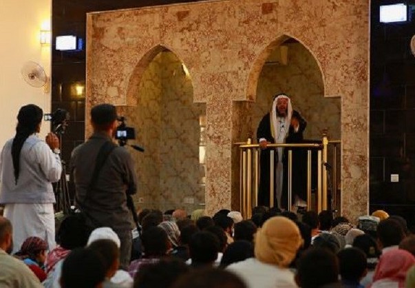 داعش يقدم صلاة الجمعة ساعة ويتحدث عن عملياته في سيناء المصرية