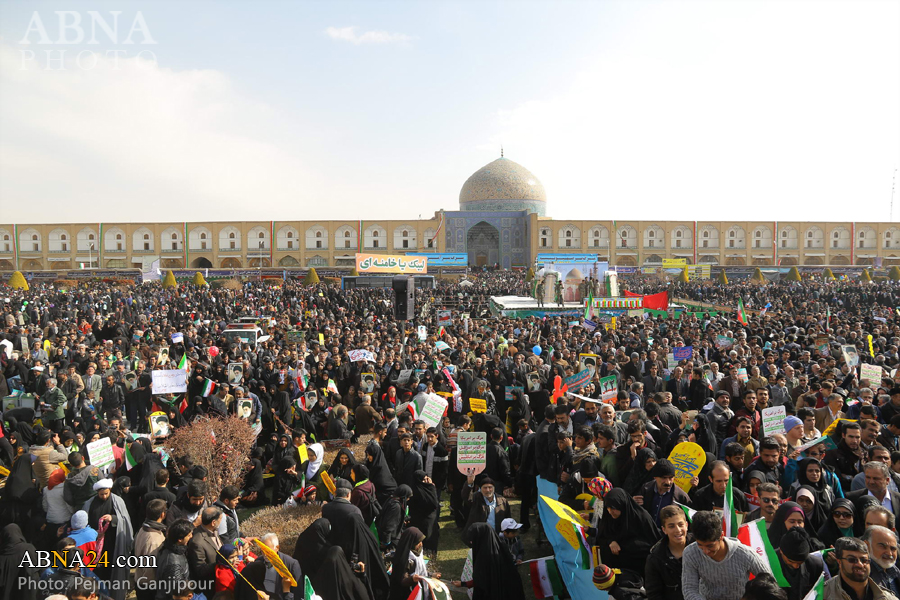 تقرير مصور/ جماهير غفيرة في أصفهان تشارك بذكرى انتصار الثورة الاسلامية الايرانية