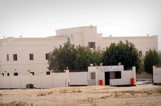 منتسبو الأجهزة الأمنية يهاجمون المعتقلين بمبنى 6 في سجن جو