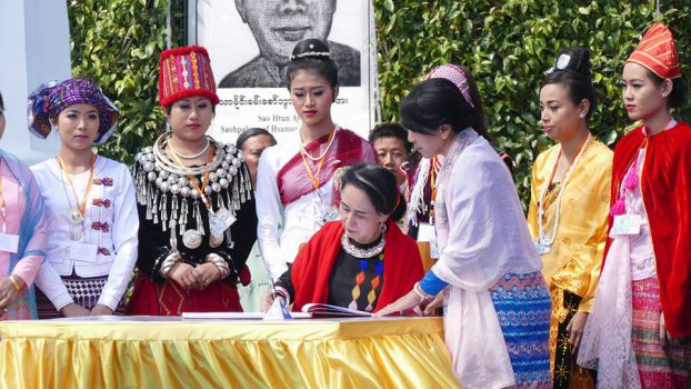 သတၱိရွိရွိ၊ ယံုၾကည္မႈရွိရွိျဖင့္ လက္မွတ္ထိုးၾကရန္ ေဒၚေအာင္ဆန္းစုၾကည္ တိုက္တြန္း