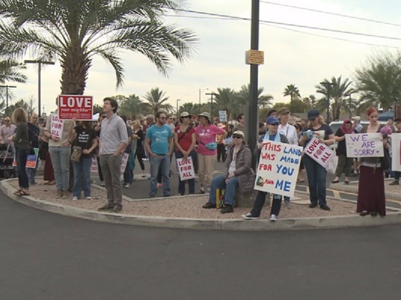 Hundreds in Arizona show solidarity with Muslims in Phoenix rally