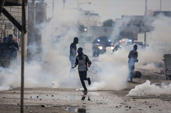 تقرير مصور/ قوات الامن تطلق غازات مسيلة للدموع في الذكرى السادسة لثورة 14 فبراير على المتظاهرين بالبحرين