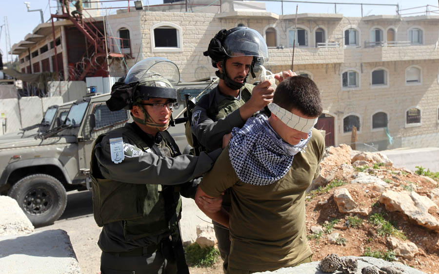 قوات الاحتلال تعتقل 4 فلسطينيين شرق قلقيلية