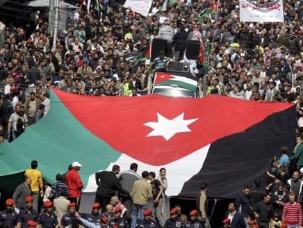 حشود في الأردن تطالب بإسقاط الحكومة