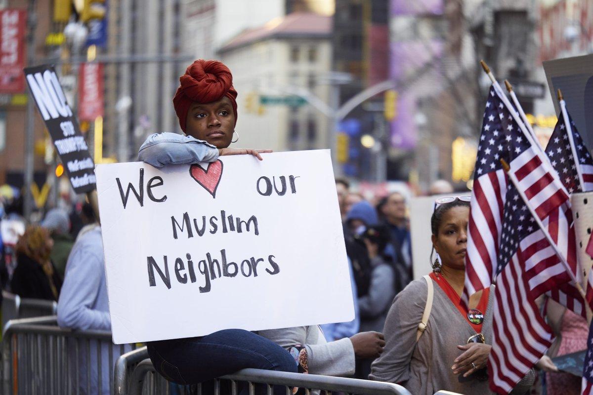 Protesti protiv islamskog zakona i kontra-protesti u desetinama američkih gradova