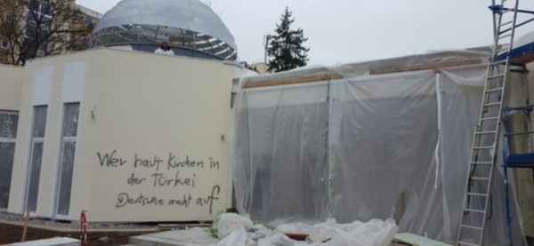 Moschee mit politischem Schriftzug beschmiert